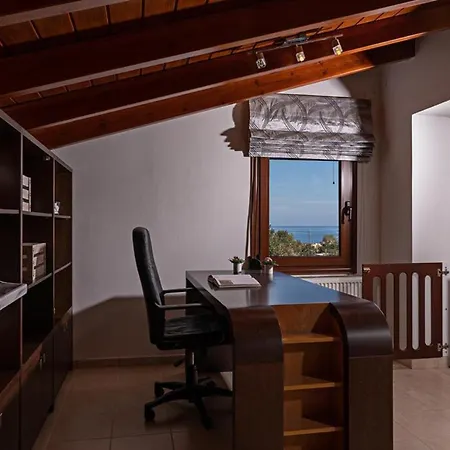 Ellovos With Private Pool וילה